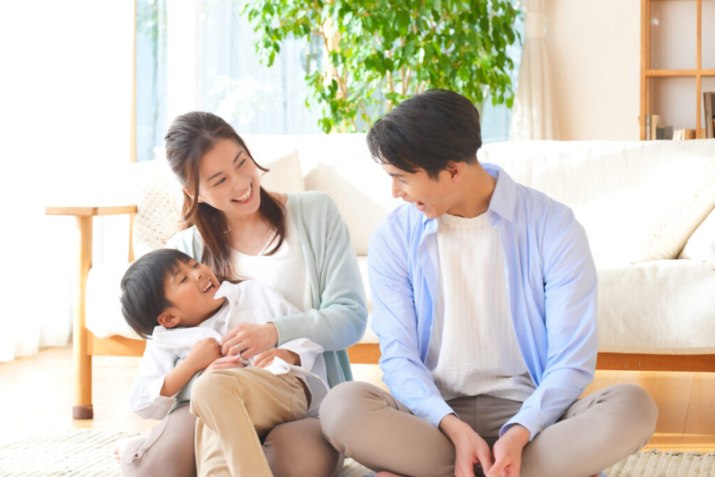 年収700万円で住宅ローンの借入を検討する家族のイメージ画像