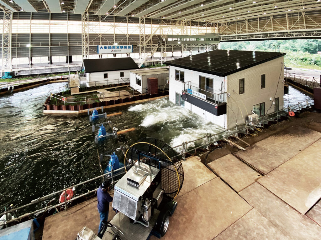 耐水害住宅実大実験の様子です。
いつ起こるかわからないのが、災害です。
水害と地震が同時に起来た時も安心できるお家はいかがですか？