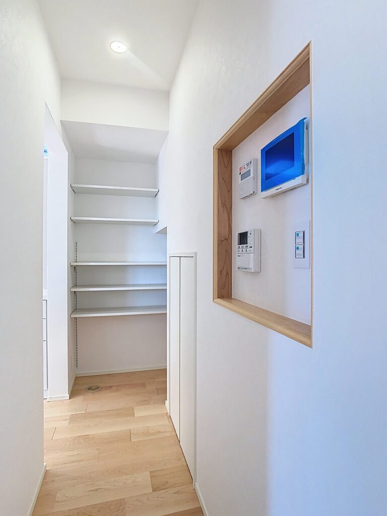 可動棚を設けて、食品や日用品のストックを整理しやすくした収納スペース。