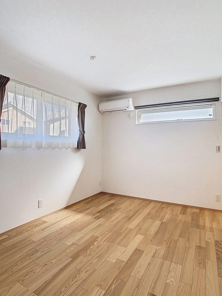 やわらかな自然光が差し込む、明るくシンプルな洋室。