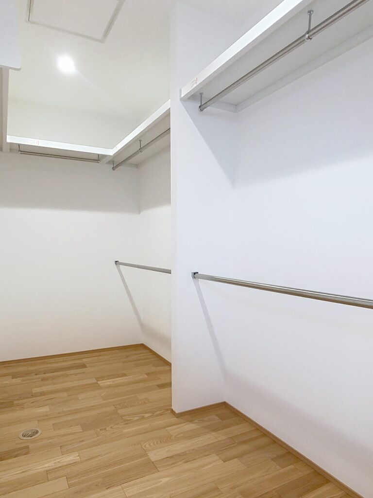 衣類をたっぷり収納できるハンガーパイプを効率よく配置した、ゆとりあるウォークインクローゼット。