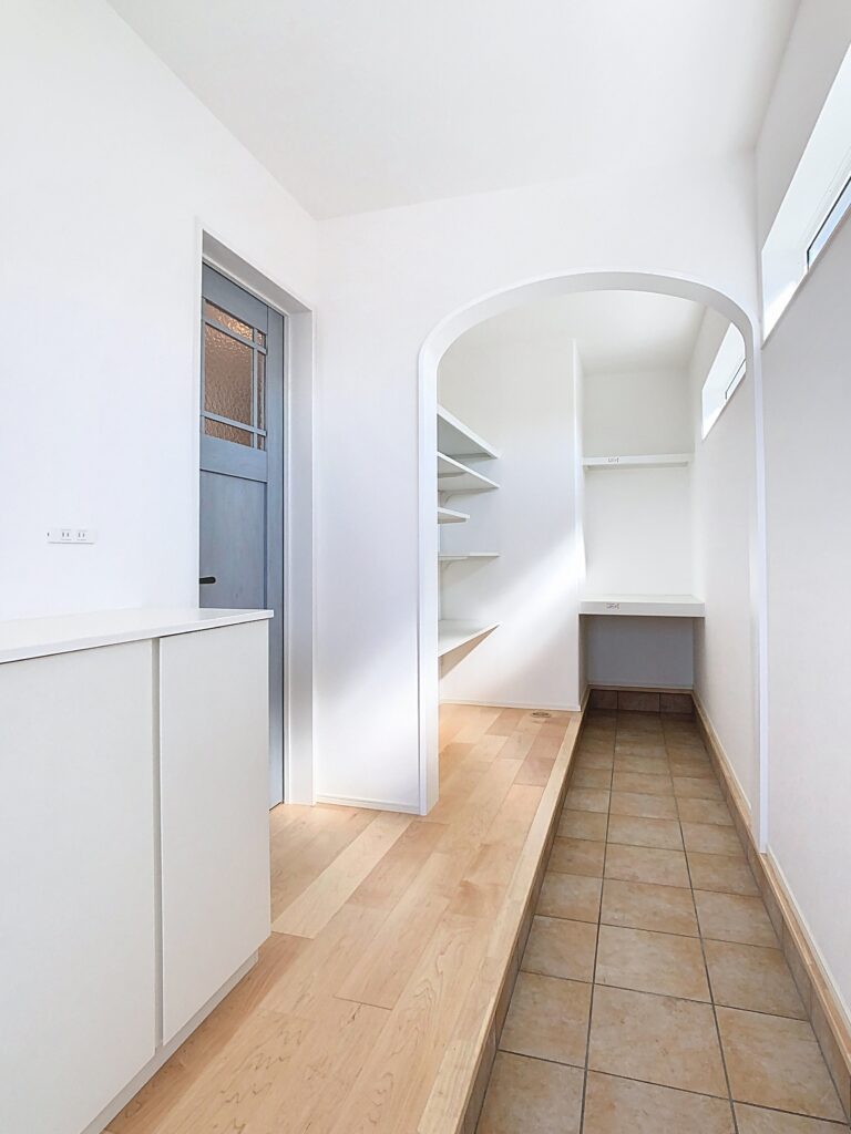 土間から続く動線上に収納スペースを設けた、使い勝手のよい玄関まわり。