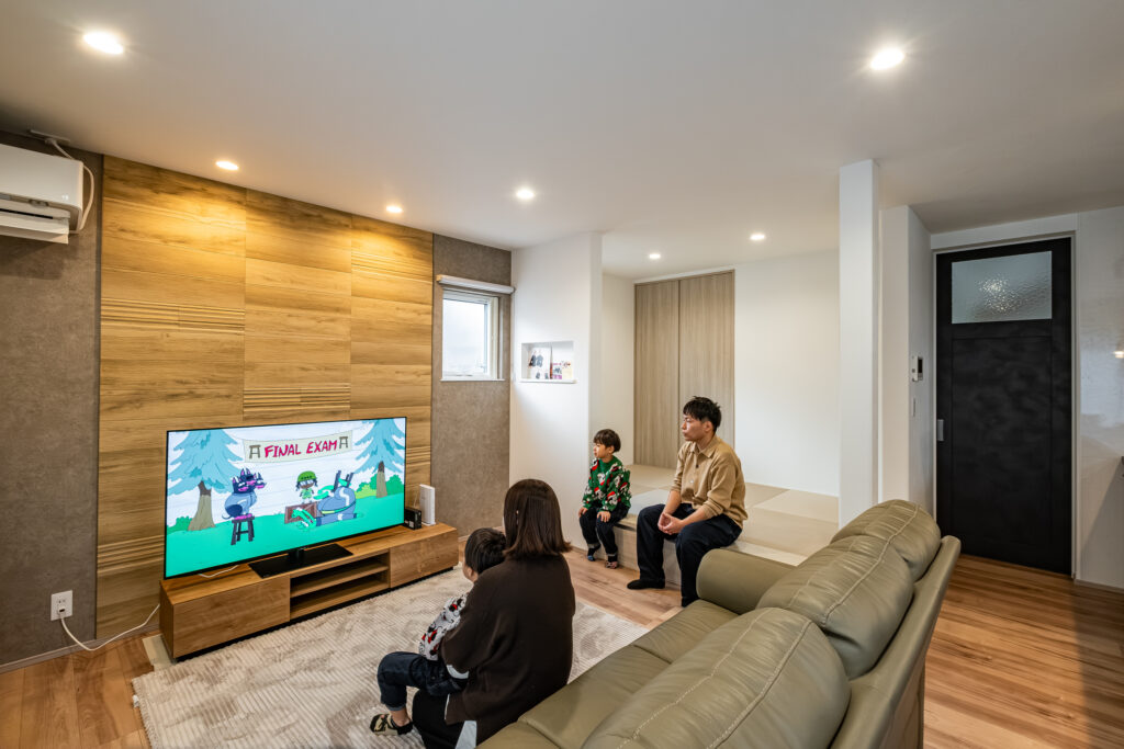 賃貸時代との違いを日々感じる、光と開放感に包まれた暮らし｜家族みんなでテレビを見るLDK｜富士市 注文住宅｜イデキョウホーム
