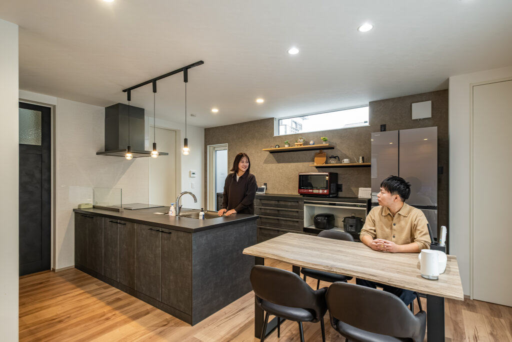 賃貸時代との違いを日々感じる、光と開放感に包まれた暮らし｜ダイニングキッチン｜富士市 注文住宅｜イデキョウホーム