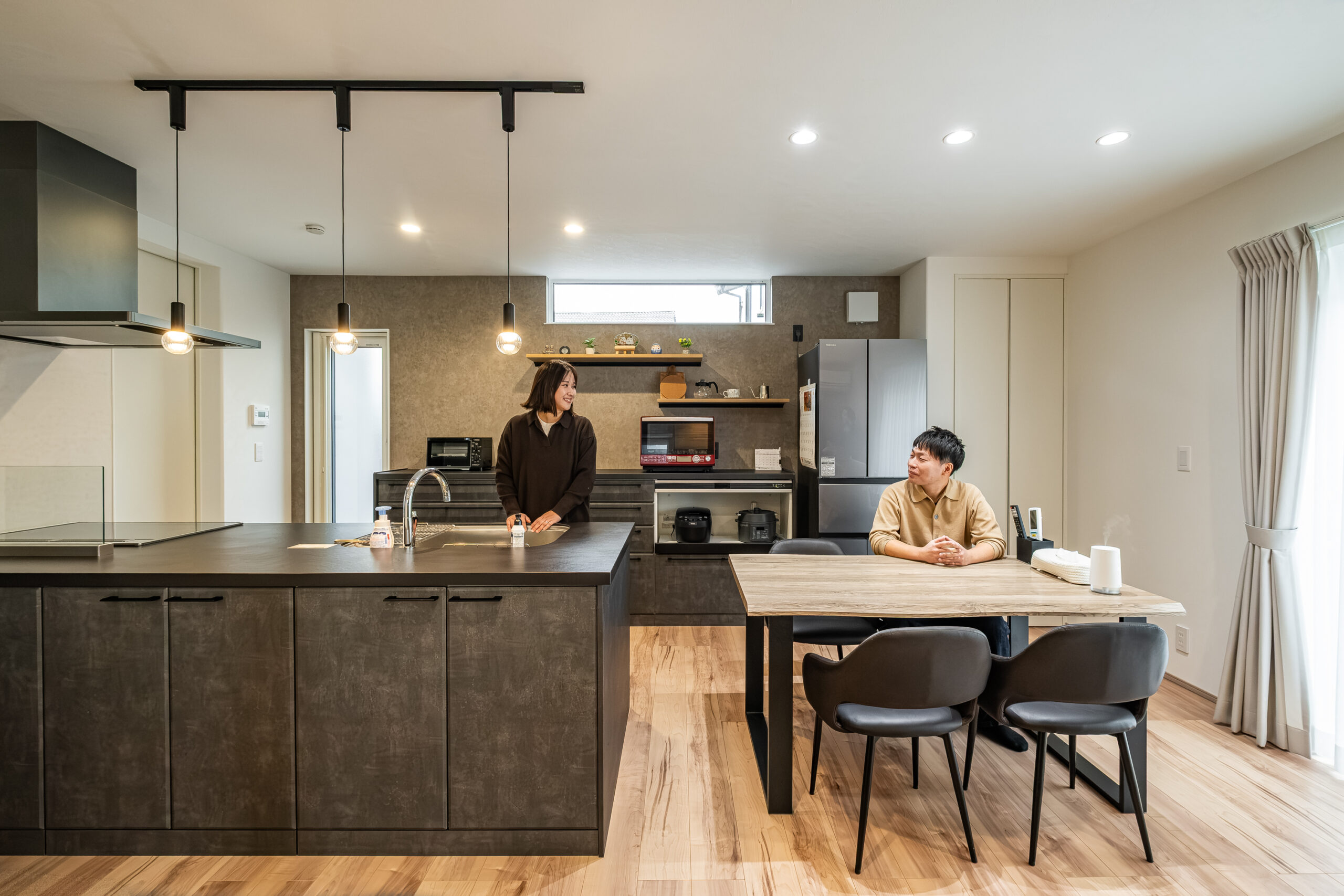 賃貸時代との違いを日々感じる、光と開放感に包まれた暮らし｜ダイニングキッチン｜富士市 注文住宅｜イデキョウホーム