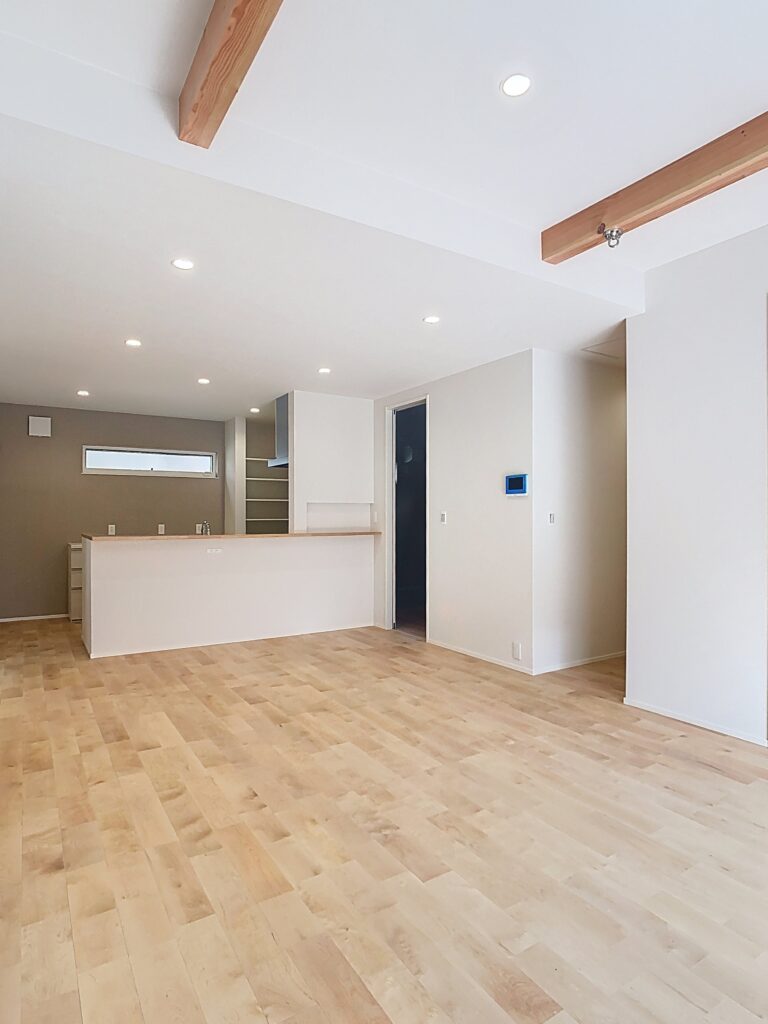 折り上げ天井と化粧梁が映える平屋のLDK